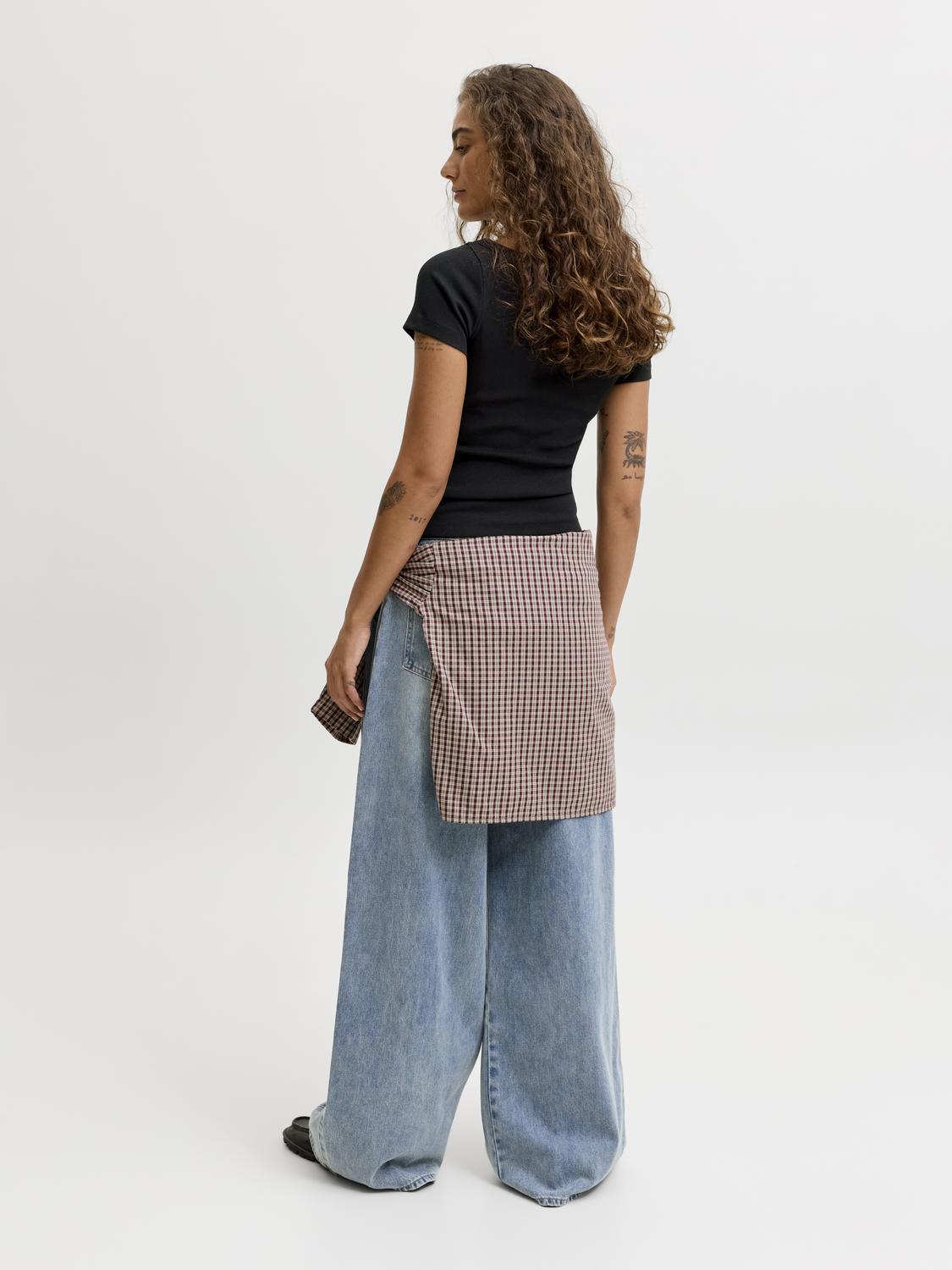 model_shot-back